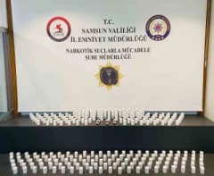 Samsun İlkadım ilçesinde polis ekiplerinin uyuşturucu operasyonunda ele geçirilen sentetik ecza haplar