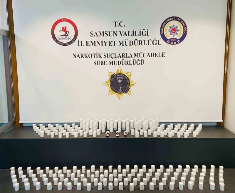 Samsun İlkadım ilçesinde polis ekiplerinin uyuşturucu operasyonunda ele geçirilen sentetik ecza haplar