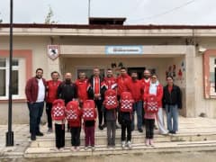 Samsunspor temalı çanta ve kırtasiye setleri alan kırsal mahalle okulu öğrencileri