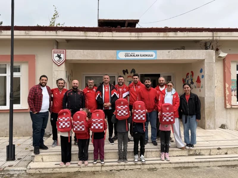 Samsunspor temalı çanta ve kırtasiye setleri alan kırsal mahalle okulu öğrencileri