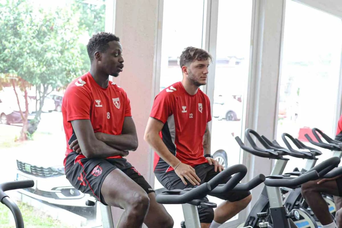 Samsunspor futbolcuları antrenman yaparken takım hazırlıkları sürüyor