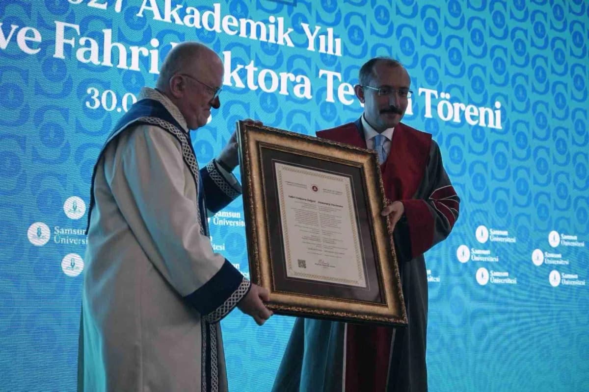 Sağdaki Mehmet Muş