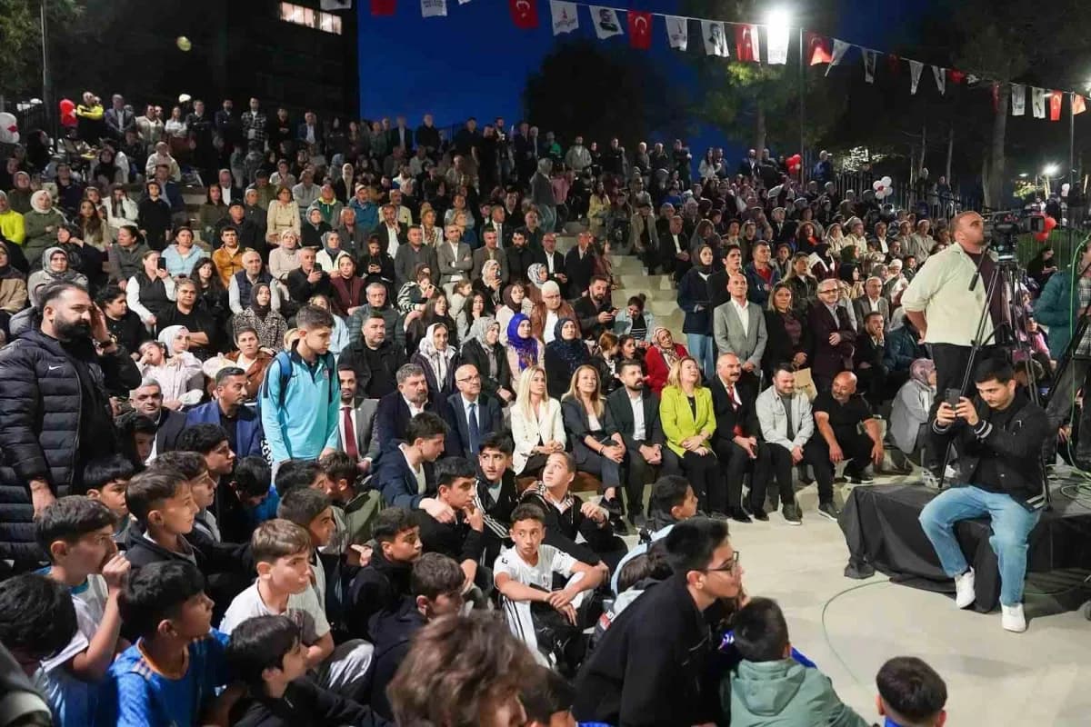 Sancaktepe Fatih Koru Parkı açılış töreninde kalabalık ve Belediye Başkanı Alper Yeğin