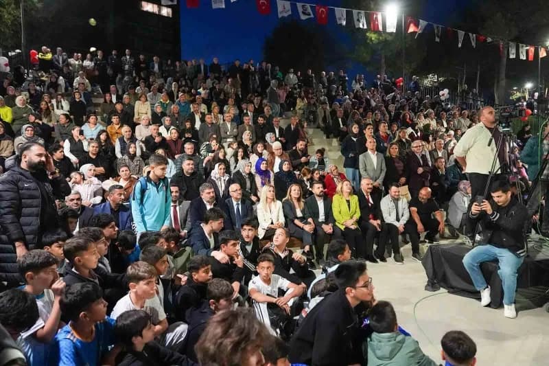 Sancaktepe Fatih Koru Parkı açılış töreninde kalabalık ve Belediye Başkanı Alper Yeğin