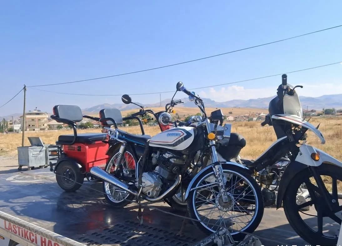 Sandıklı ilçesinde motosiklet denetimi yapan trafik ekipleri ve plakasız motosikletler