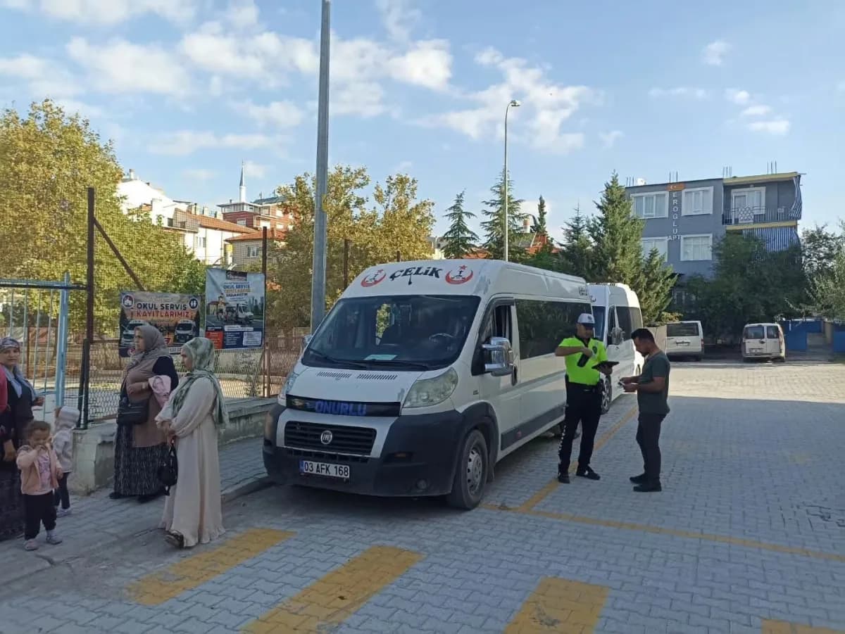Afyonkarahisar’ın Sandıklı ilçesinde okulların açılması ile birlikte okul çevreleri ve öğrenci servisleri polis tarafınd