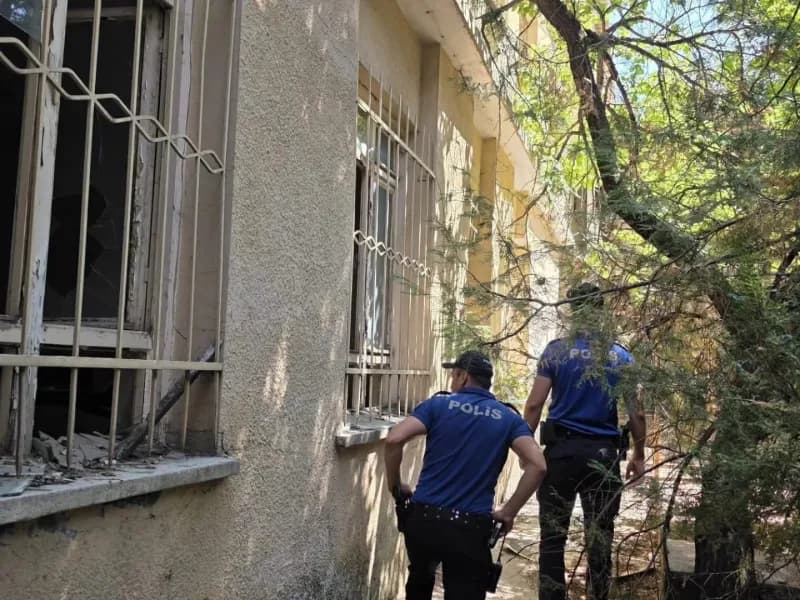 Afyonkarahisar’ın Sandıklı ilçesinde okulların açılması ile birlikte okul çevreleri ve öğrenci servisleri polis tarafınd