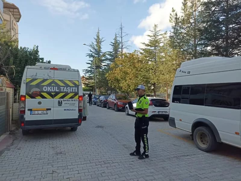 Afyonkarahisar’ın Sandıklı ilçesinde okulların açılması ile birlikte okul çevreleri ve öğrenci servisleri polis tarafınd
