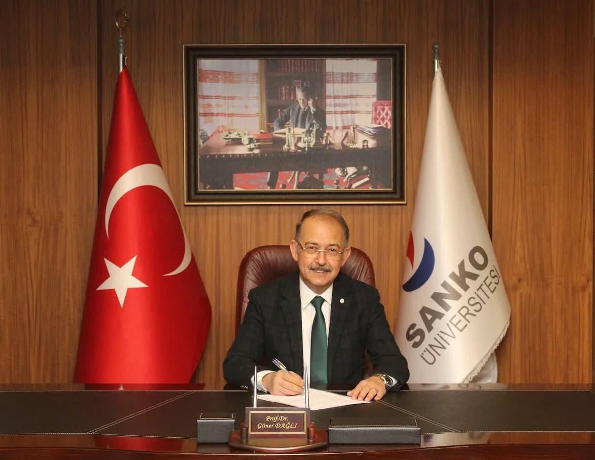SANKO Üniversitesi tıp fakültesi öğrencileri ve akademik kadro Avrupa Kardiyoloji Kongresi sunumu sırasında