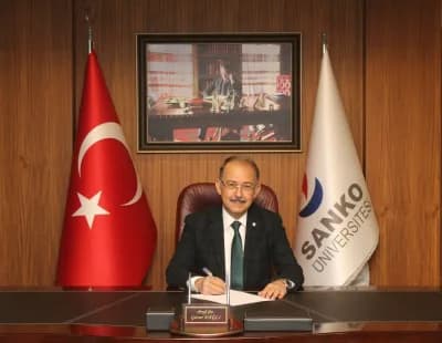 SANKO Üniversitesi tıp fakültesi öğrencileri ve akademik kadro Avrupa Kardiyoloji Kongresi sunumu sırasında