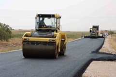 Şanlıurfa’da 4 ilçeyi birbirine bağlayan grup yolunda asfalt serimi yapan iş makineleri ve ekipler