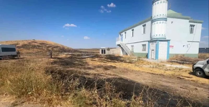 Şanlıurfa'nın Suruç ilçesinde iki aile arasında arazi anlaşmazlığı nedeniyle çıkan silahlı kavgada 1 kişi hayatını kaybe