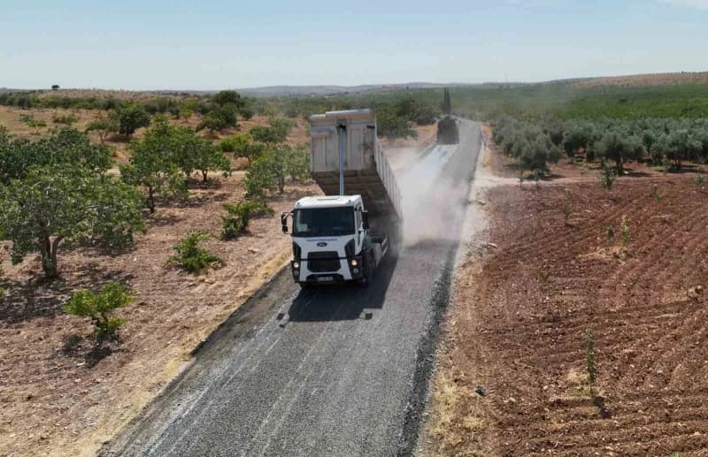 Büyükşehir’den Birecik’te 40 kilometrelik grup yoluna sathi asfalt