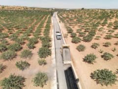 Şanlıurfa Büyükşehir Belediyesi ekipleri Birecik ilçesinde grup yolunda sathi asfalt kaplama çalışması yapıyor