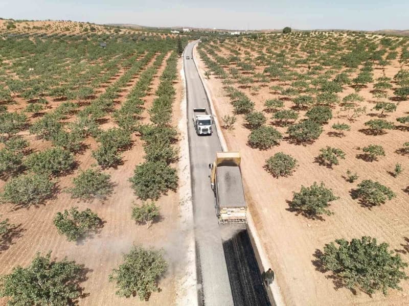Şanlıurfa Büyükşehir Belediyesi ekipleri Birecik ilçesinde grup yolunda sathi asfalt kaplama çalışması yapıyor