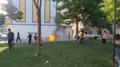 Şanlıurfa Haliliye Devteşti Mahallesi'nde çocukların ateşe verdiği koltuk ve yangını söndürme çabaları