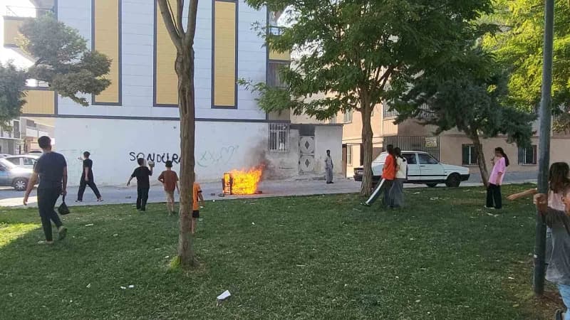 Şanlıurfa Haliliye Devteşti Mahallesi'nde çocukların ateşe verdiği koltuk ve yangını söndürme çabaları