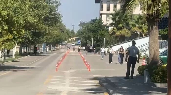 Sarsıntının korkusuyla insanlar kendilerini dışarı attı