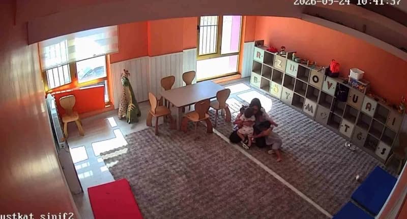 Şanlıurfa'da deprem anında kreş öğretmenleri çocukları güvenli alana taşıyor