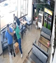 Şanlıurfa'da deprem anında lokantada terliğini çıkarıp çorapla dışarı kaçan vatandaşın güvenlik kamerası görüntüsü