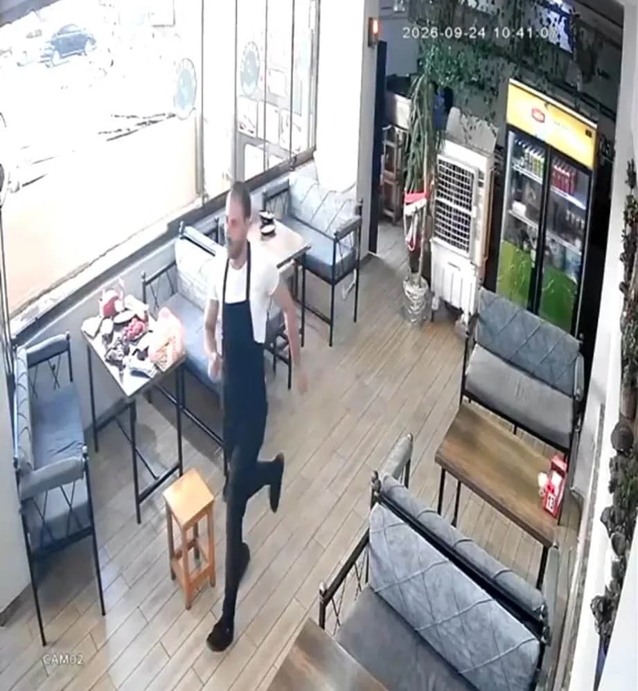 Şanlıurfa'da depreme lokantada yakalanan bir vatandaşın terliksiz çorabıyla dışarı kaçtığı anlar güvenlik kamerasına yan