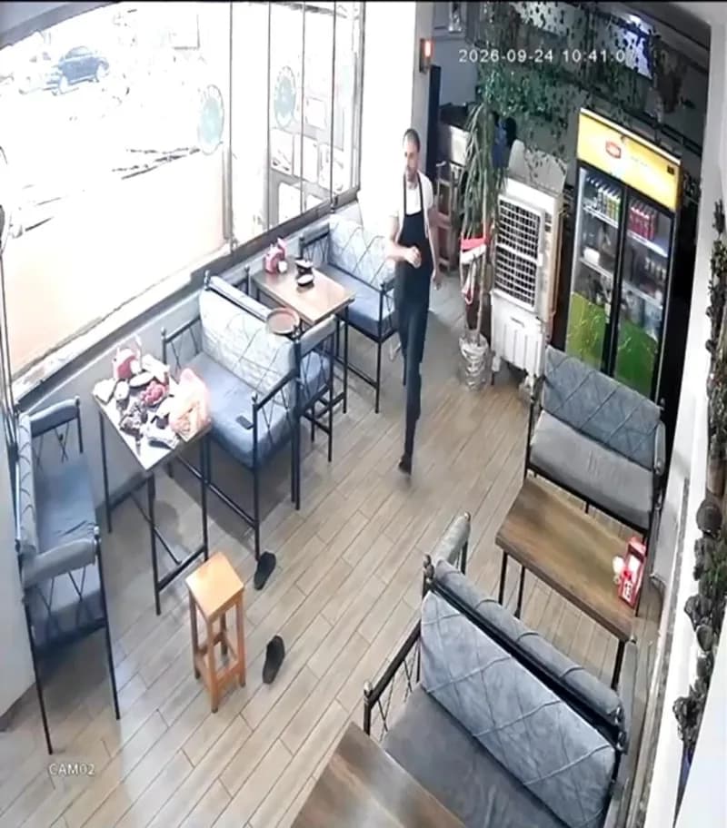 Şanlıurfa'da depreme lokantada yakalanan bir vatandaşın terliksiz çorabıyla dışarı kaçtığı anlar güvenlik kamerasına yan