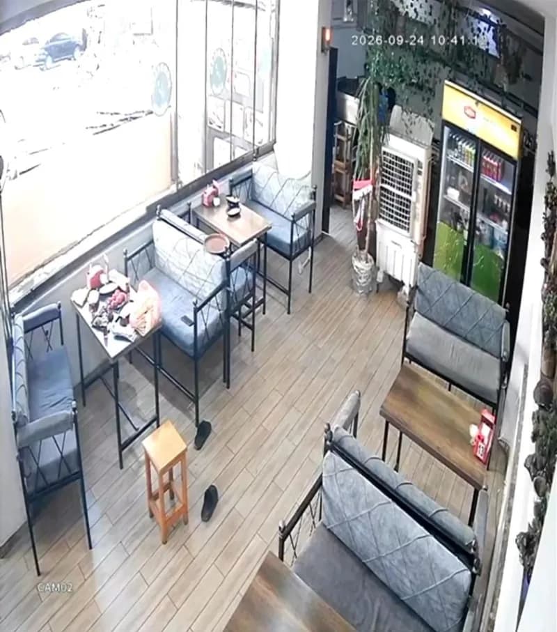 Şanlıurfa'da depreme lokantada yakalanan bir vatandaşın terliksiz çorabıyla dışarı kaçtığı anlar güvenlik kamerasına yan