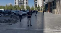 Şanlıurfa Karaköprü merkezli 5.4 büyüklüğündeki depremin ardından Diyarbakır’da vatandaşlar dışarı çıktı