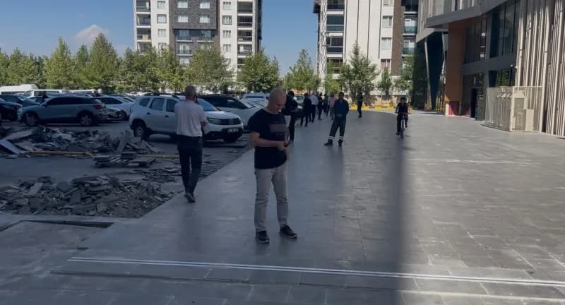 Şanlıurfa Karaköprü merkezli 5.4 büyüklüğündeki depremin ardından Diyarbakır’da vatandaşlar dışarı çıktı