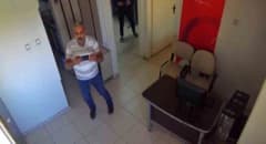 Şanlıurfa'da 5.4 büyüklüğündeki deprem anında büroda haber yapan muhabirler cep telefonlarıyla görüntü almaya çalışıyor