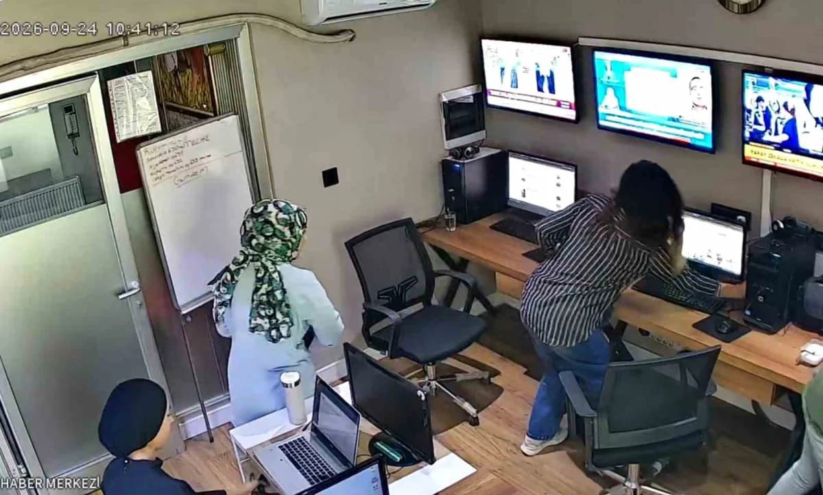 Şanlıurfa'da meydana gelen 5.4 büyüklüğündeki depreme çalışırken yakalanan yerel televizyon çalışanlarının yaşadığı pani