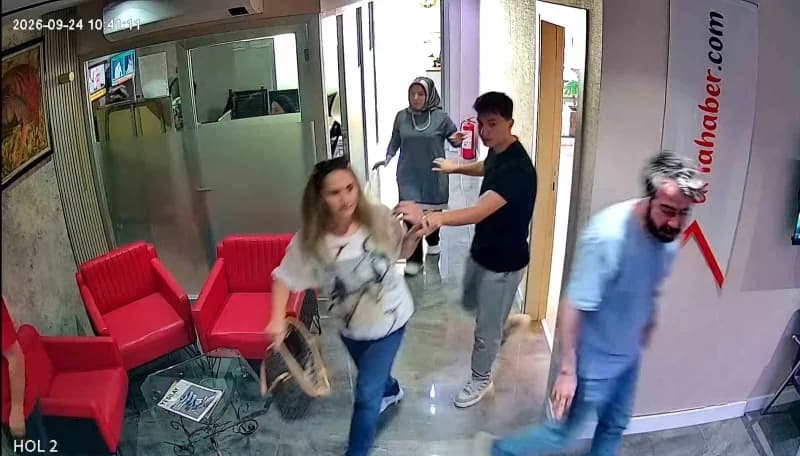 Şanlıurfa Karaköprü'de 5.4 büyüklüğündeki deprem anında panik yaşayan yerel televizyon çalışanları