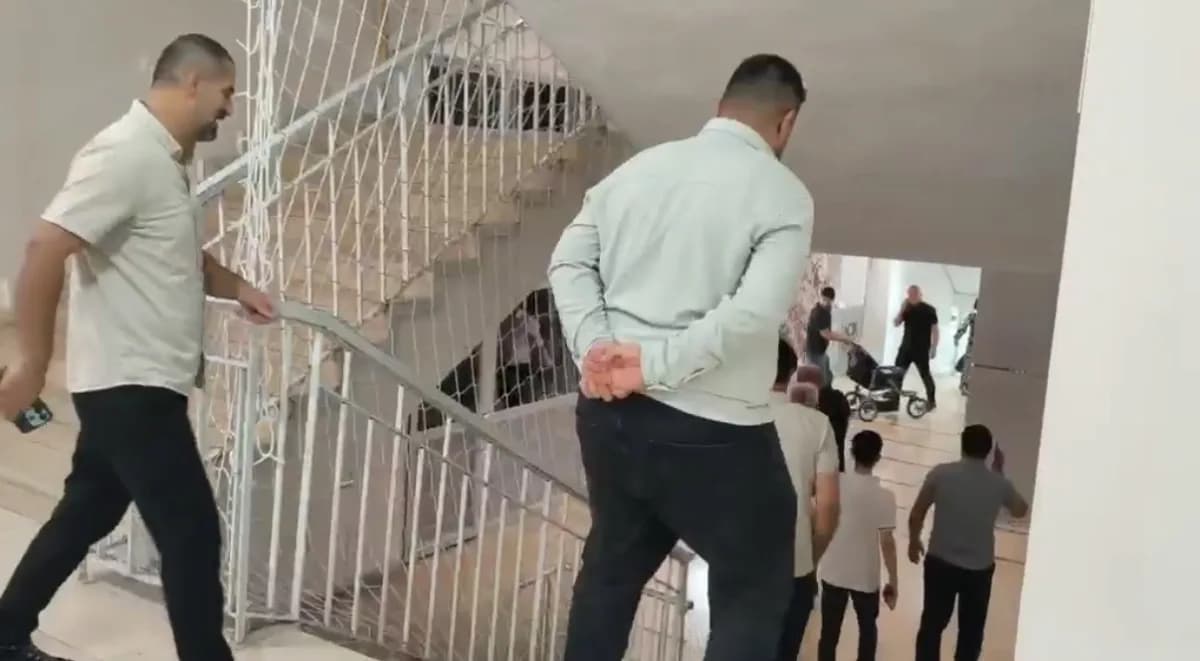 Mardin'in Nusaybin ilçesinde depremi daha yoğun hisseden vatandaşlar, panikle binalardan dışarı çıktı.
