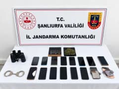 Şanlıurfa Akçakale'de mısır tarlasında yakalanan dolandırıcıların ev ve araçlarında ele geçirilen deliller