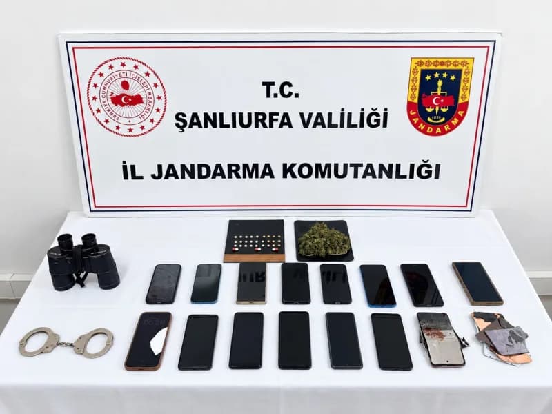 Şanlıurfa Akçakale'de mısır tarlasında yakalanan dolandırıcıların ev ve araçlarında ele geçirilen deliller