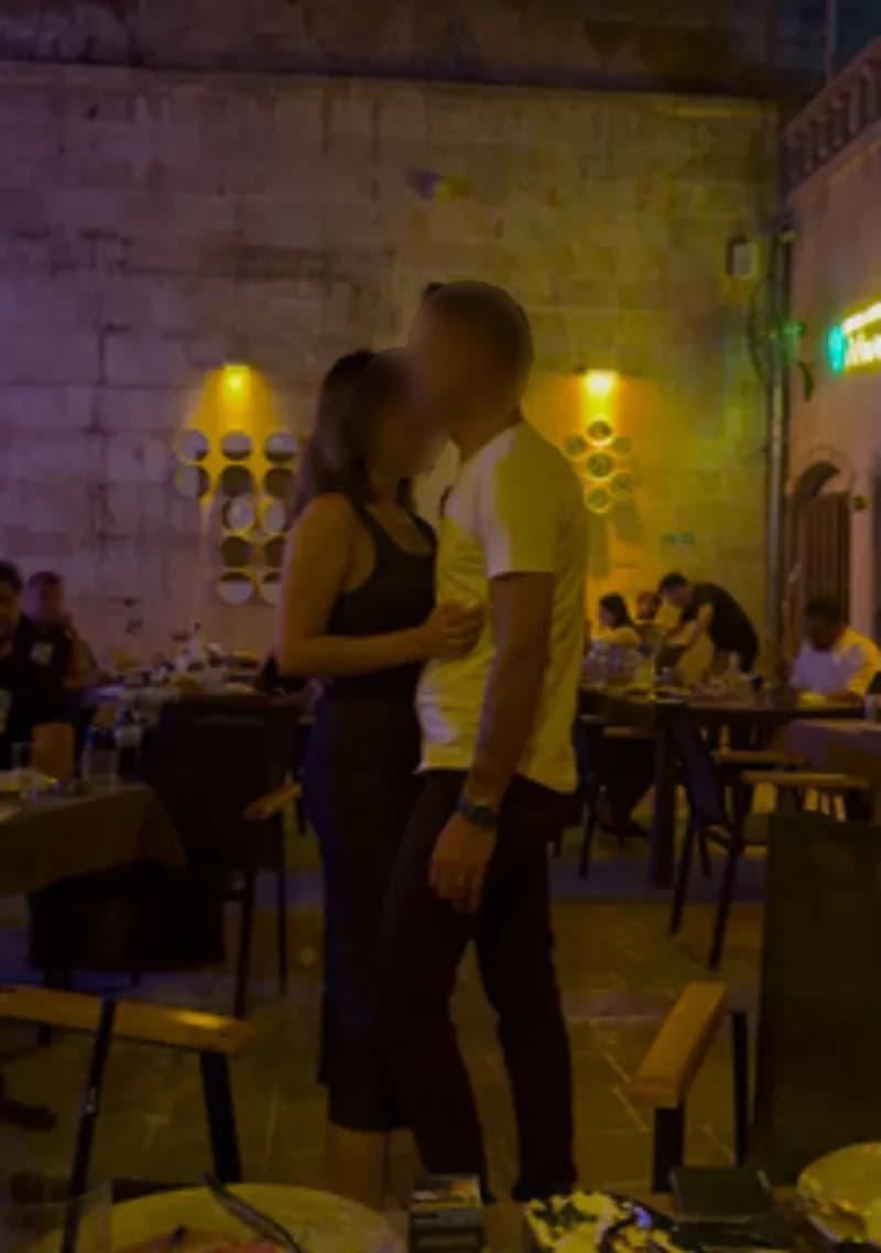 İ.a. Ve sevgilisi dans ediyor