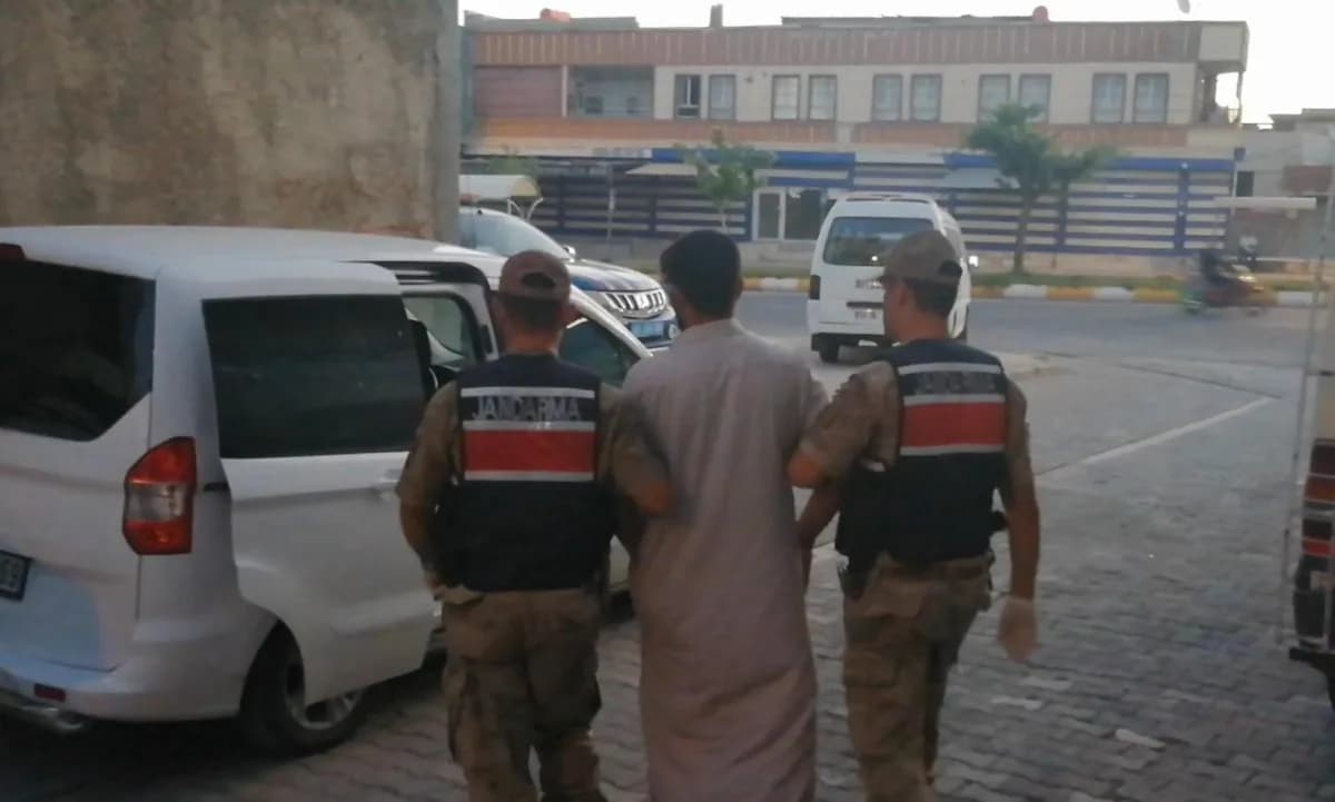 Şanlıurfa Karaköprü ilçesinde jandarma ekipleri tarafından yakalanan hükümlü S.S.