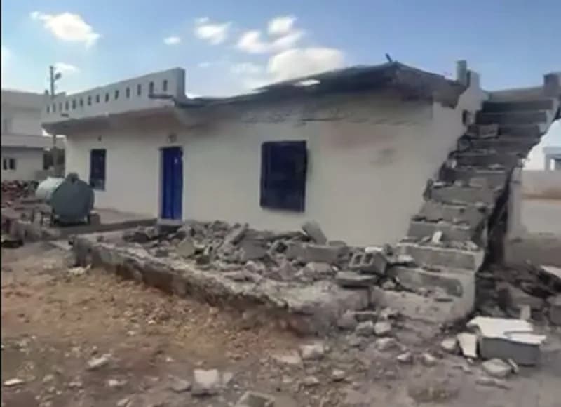 Şanlıurfa Hilvan Gölcük Mahallesi’nde deprem sonrası hasar gören evin dış cephesi