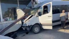 Şanlıurfa Karaköprü ilçesinde işçi servisi kontrolden çıkarak yol kenarındaki dükkana daldı, kazadan sonra sağlık ekiple