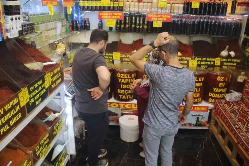 Şanlıurfa’da ev yapımı isotun kilogram fiyatı artarken, kırmızı biberlerin işlenme süreci ve satış noktaları