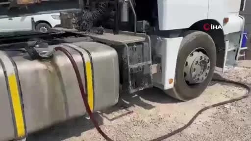 Şanlıurfa Viranşehir’de jandarma ekiplerinin kaçak akaryakıt operasyonunda ele geçirilen akaryakıt ve ekipmanlar