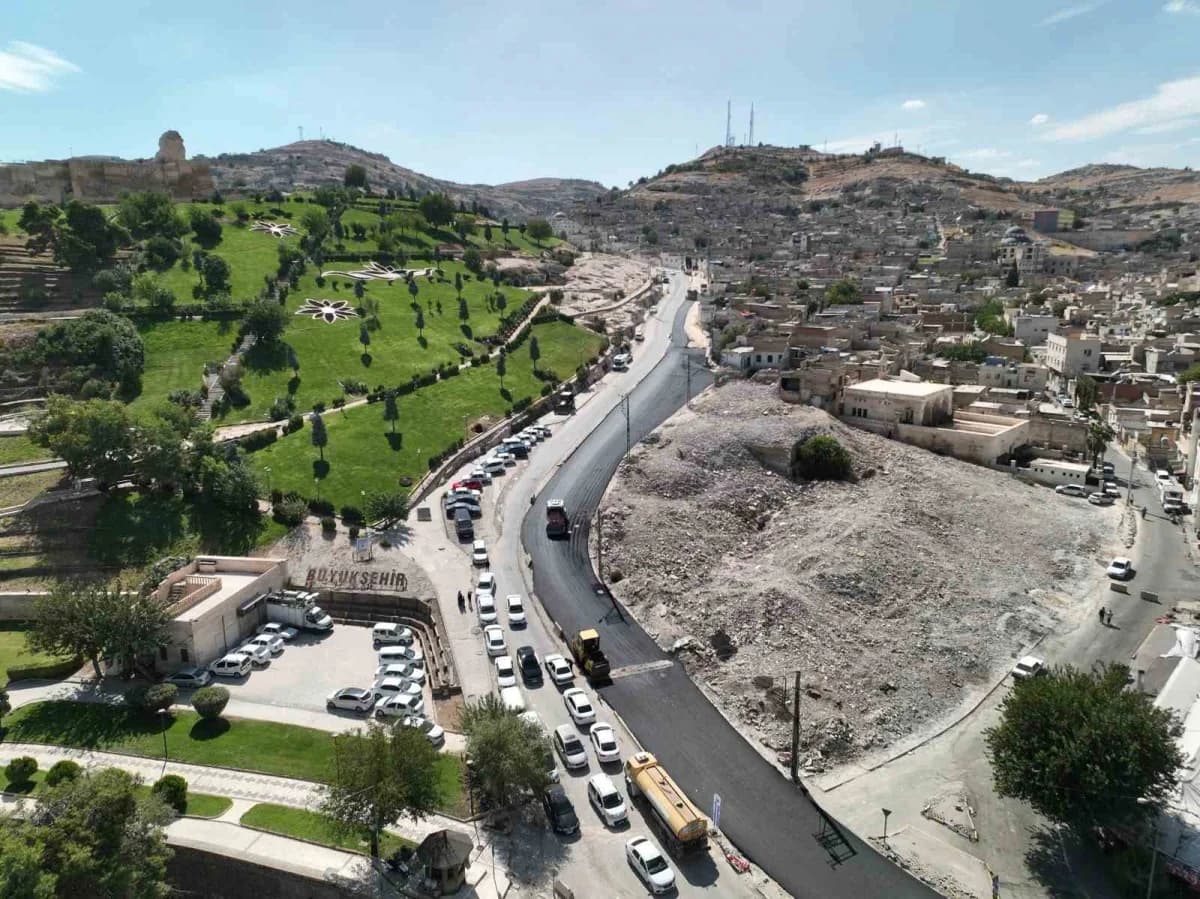 Şanlıurfa'da kültür ve turizm yolunda sıcak asfalt çalışması yapan belediye ekipleri