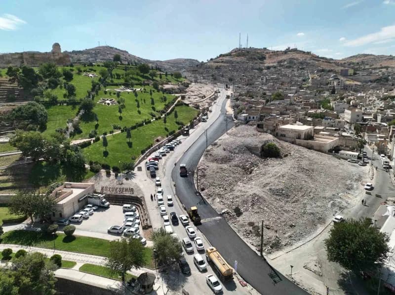 Şanlıurfa'da kültür ve turizm yolunda sıcak asfalt çalışması yapan belediye ekipleri
