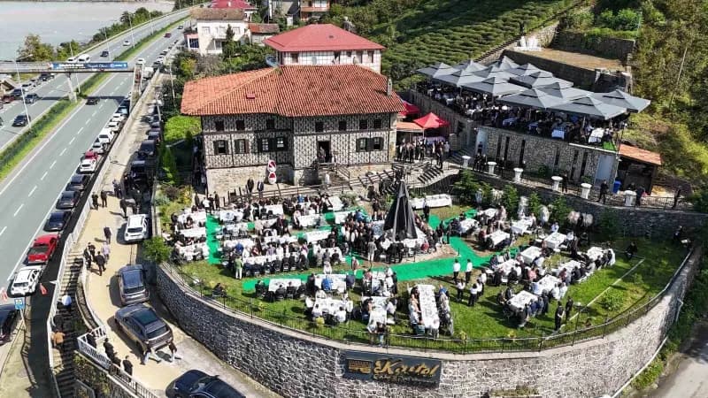 Trabzon’un Sürmene ilçesinde yer alan tarihi Baştımar Ailesi Müzesi’nin bahçesi, bölgenin köklü ailelerinden Saral ailes