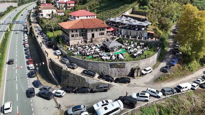 Trabzon’un Sürmene ilçesinde yer alan tarihi Baştımar Ailesi Müzesi’nin bahçesi, bölgenin köklü ailelerinden Saral ailes