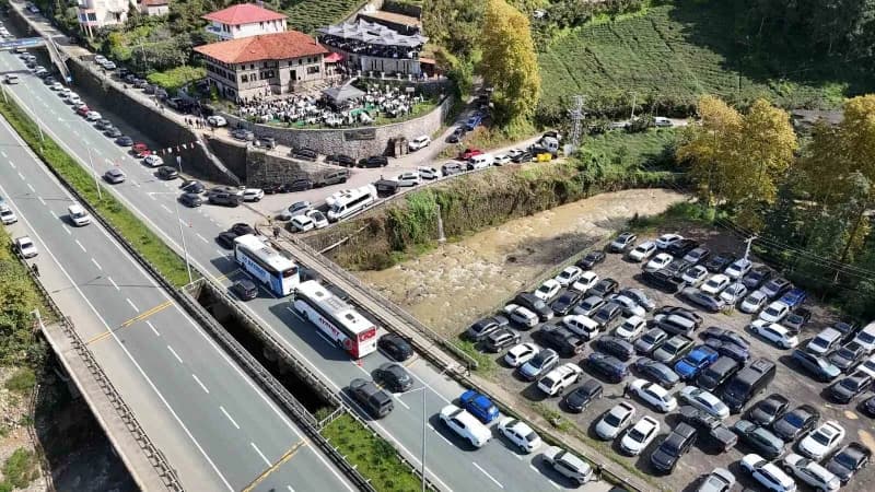 Trabzon’un Sürmene ilçesinde yer alan tarihi Baştımar Ailesi Müzesi’nin bahçesi, bölgenin köklü ailelerinden Saral ailes