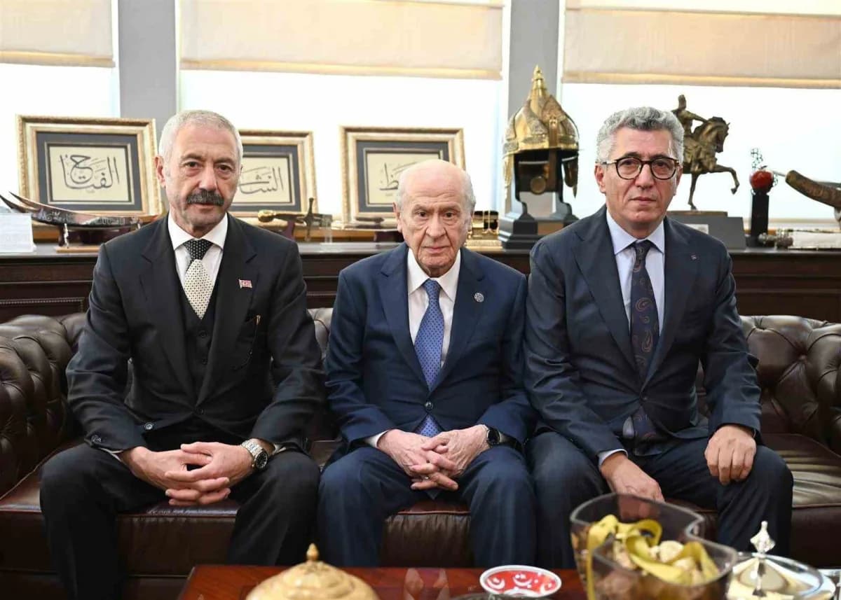 MHP Genel Başkanı Devlet Bahçeli Sarallar ve Şahinler ailelerini genel merkezde kabul ederken