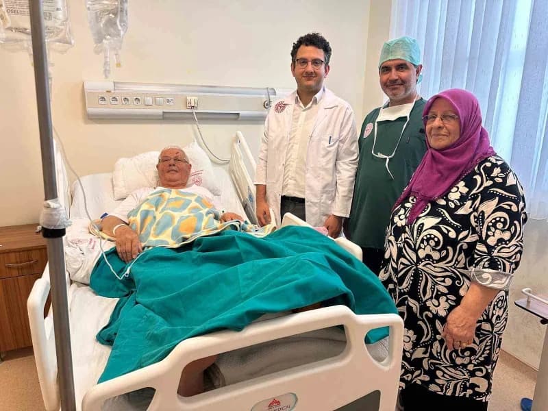 Saray Devlet Hastanesi’nde total diz protezi ameliyatı yapılan hastane odası ve sağlık personeli