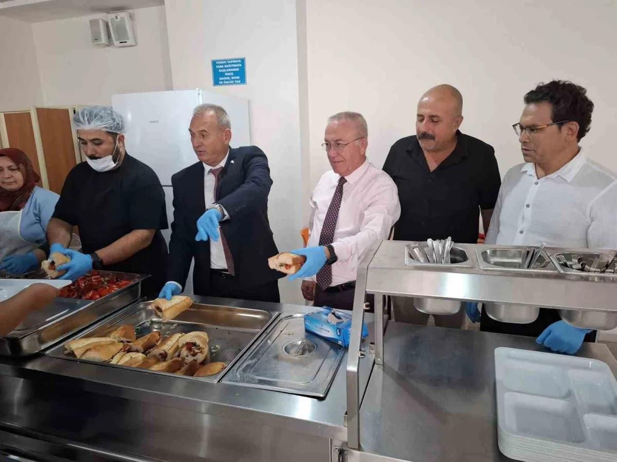 Sarıgöl İlçe Milli Eğitim Müdürü Yıldıray Demirtaş, Sarıgöl Mesleki ve Teknik Anadolu Lisesi pansiyonunda kalan öğrencil