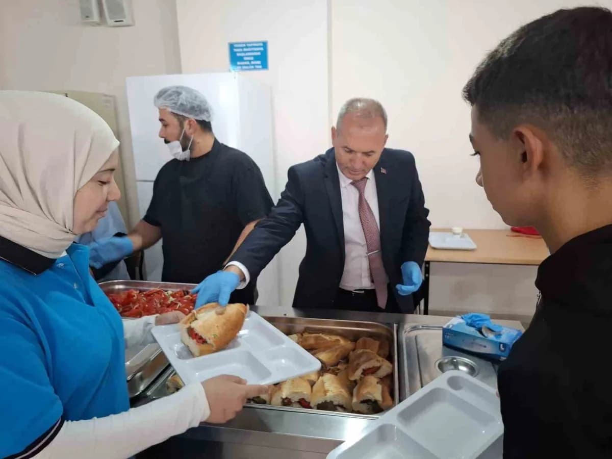 Sarıgöl Milli Eğitim Müdürü Yıldıray Demirtaş, Sarıgöl Mesleki ve Teknik Anadolu Lisesi pansiyonunda öğrencilere yemek d